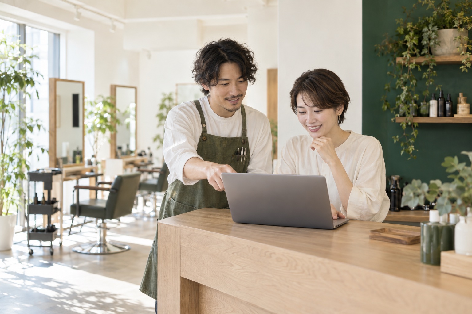 パソコンを使って日々の店舗運営を確認するサロンオーナーのイメージ